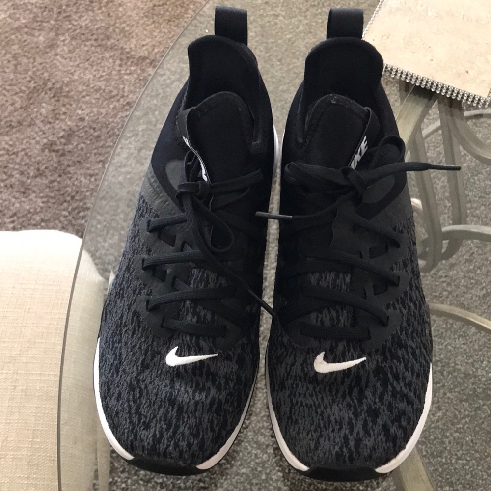 Very good condition Nike sneakersThe color is black and white you can’t go wrong